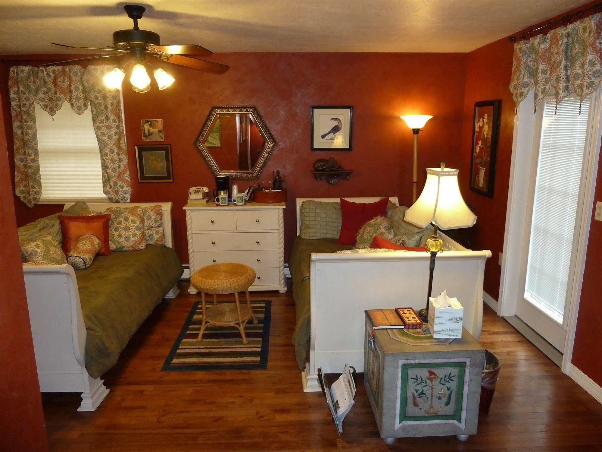 Bad Rock Bed And Breakfast Inn コロンビア・フォールズ エクステリア 写真