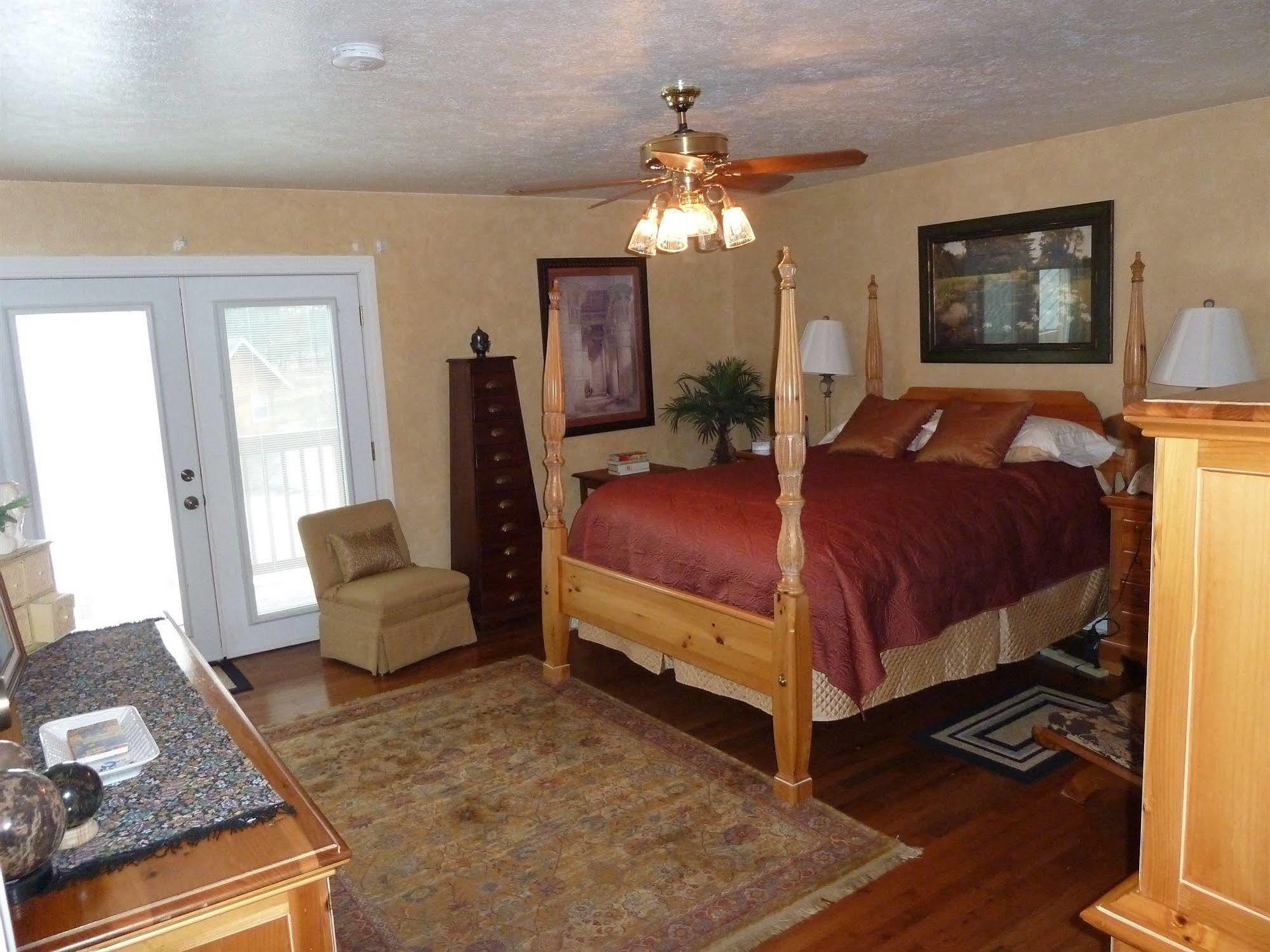 Bad Rock Bed And Breakfast Inn コロンビア・フォールズ エクステリア 写真